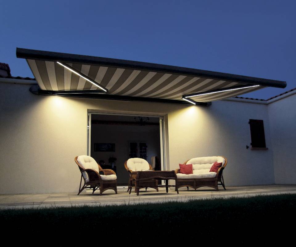 Store banne sur terrasse avec leds intégrés dans les bras - installateur CLINIQUE DU STORE LYON