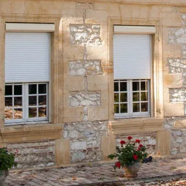 Installateur stores et volets roulants électriques SOMFY sur Lyon et ses environs - CLINIQUE DU STORE Expert 