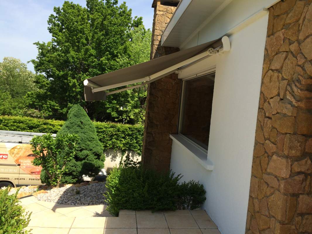 Vente, Installation et dépannage  Stores manuels ou électriques sur LYON - CLINIQUE du STORE