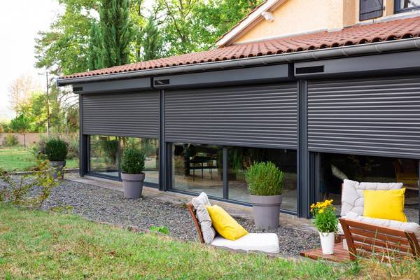 Installateur professionnel de volets roulants solaires SOMFY LYON -  CLINIQUE DU STORE