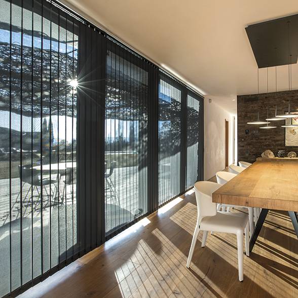 STORE A BANDES VERTICALES ou STORE CALIFORNIEN, une gestion incomparable de la lumière