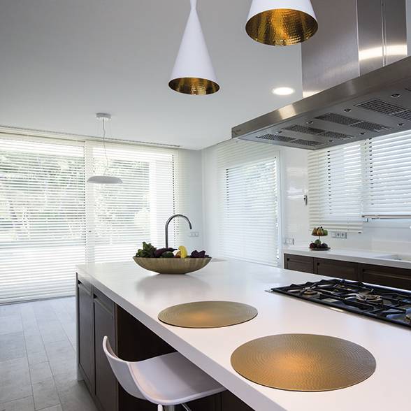 Store vénitien bois banc ambiance chic - INSTALLATEUR SUR CALUIRE