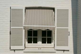 Vente, installation et réparation store projection, toile à changer - Clinique du Store LYON 6