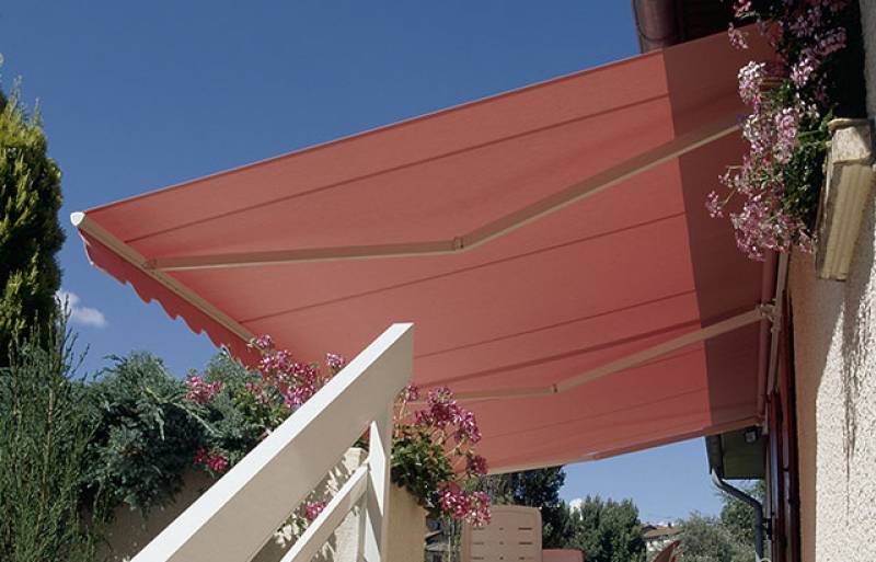 choisir un store solaire ou classique, nos conseils CLINIQUE DU STORE Lyon Caluire